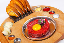 Tatar KIKKOMAN mit geröstetem Brot und Soja Soße